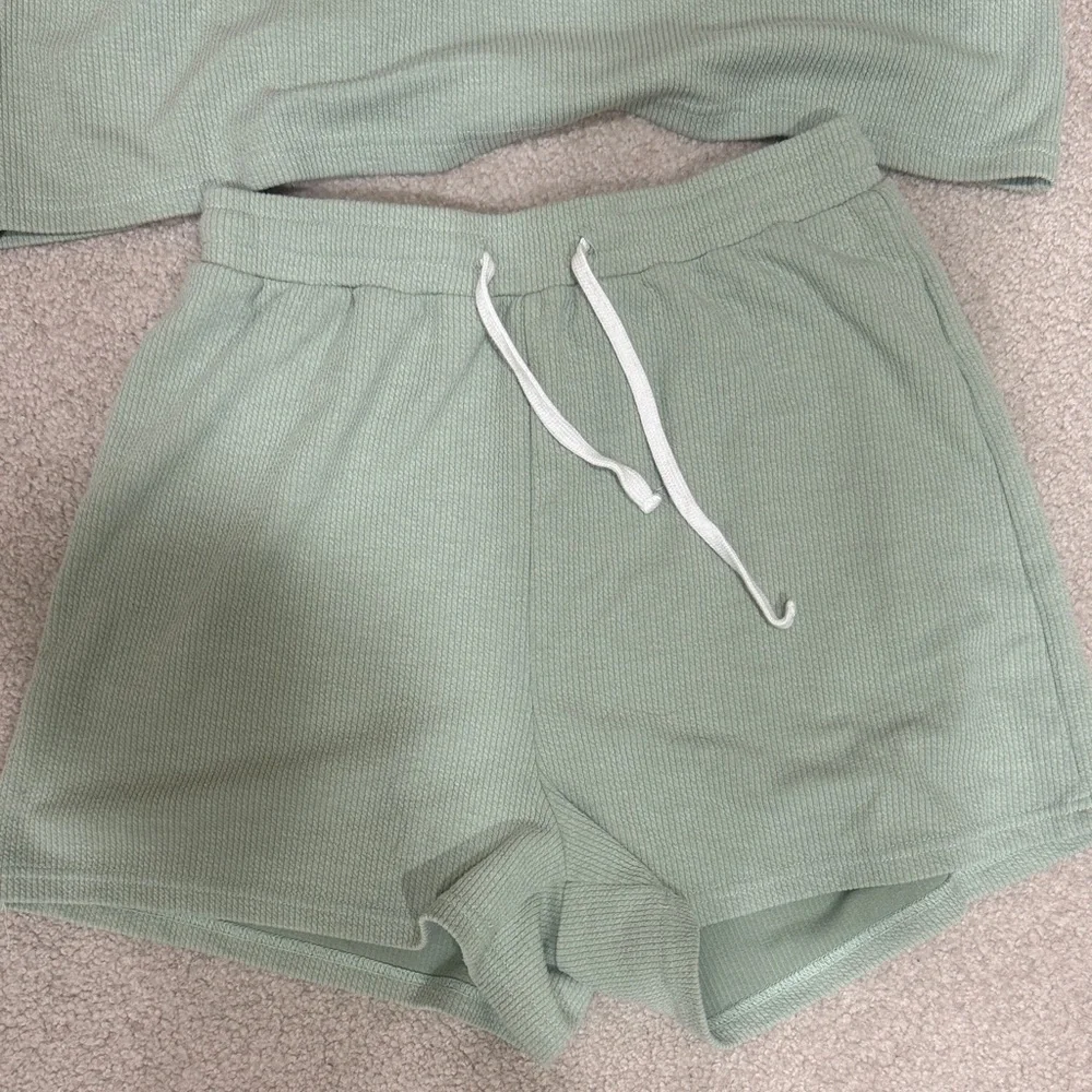 Green Short Sleeve Top and Shorts Set - Picture 2 of 5